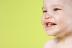 Ребенок показывает свои первые зубы